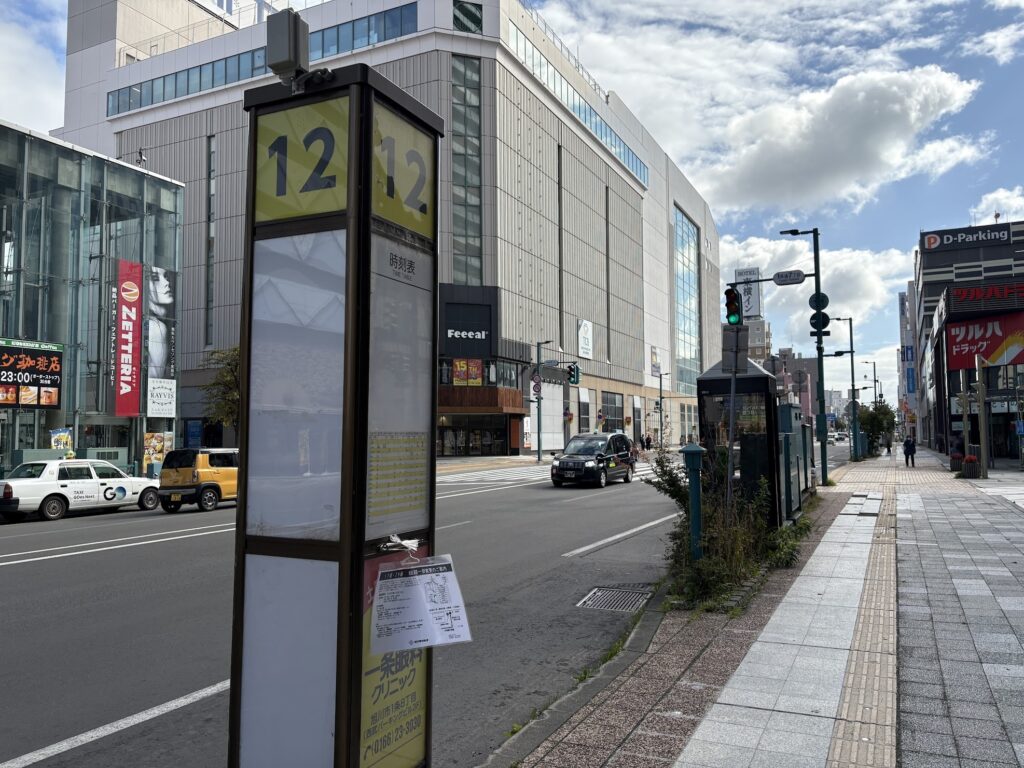 12番のりばの標柱と歩道