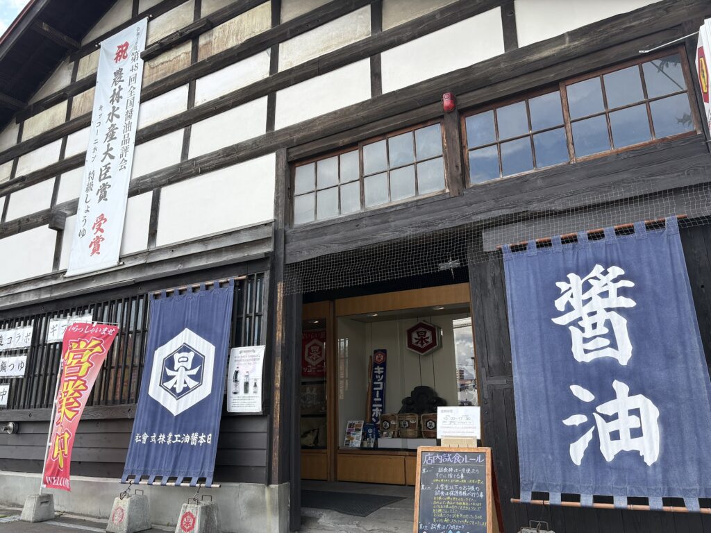 キッコーニホンの店舗入口の「醤油」ののれん