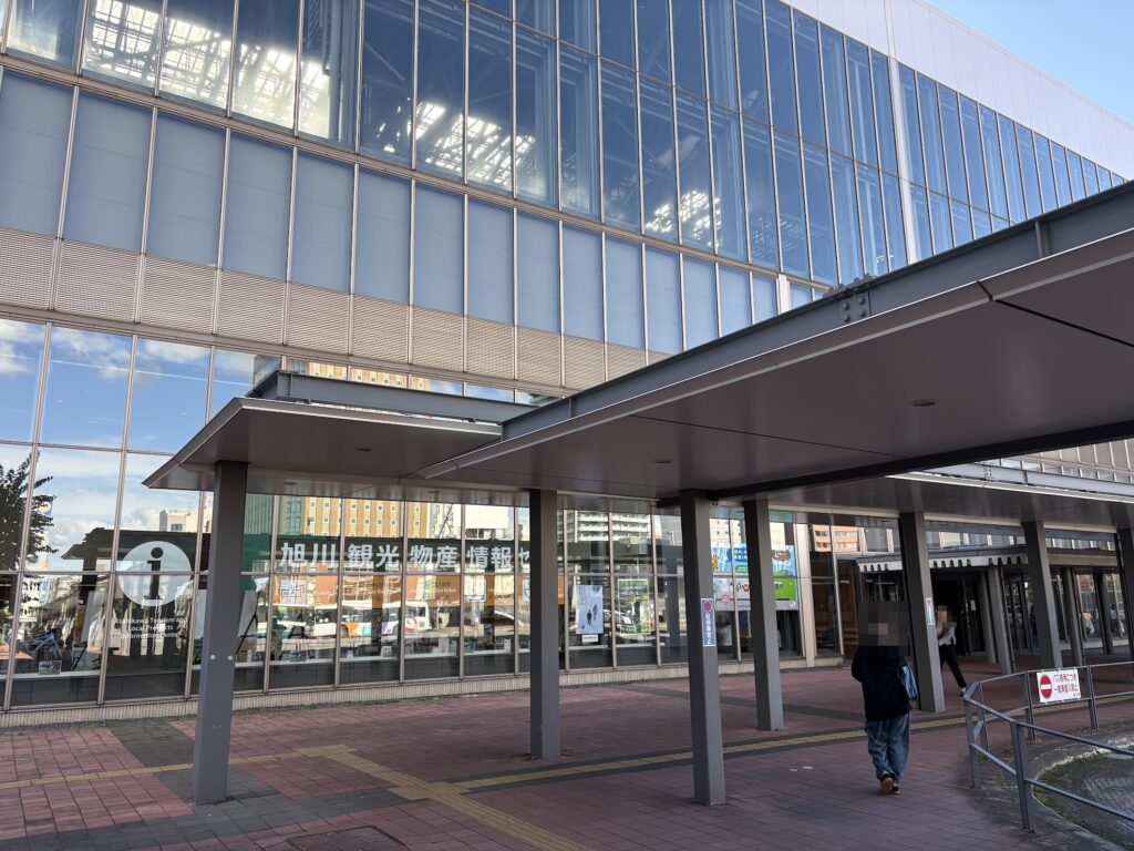 旭川観光物産情報センターの外観と屋根付きの歩道