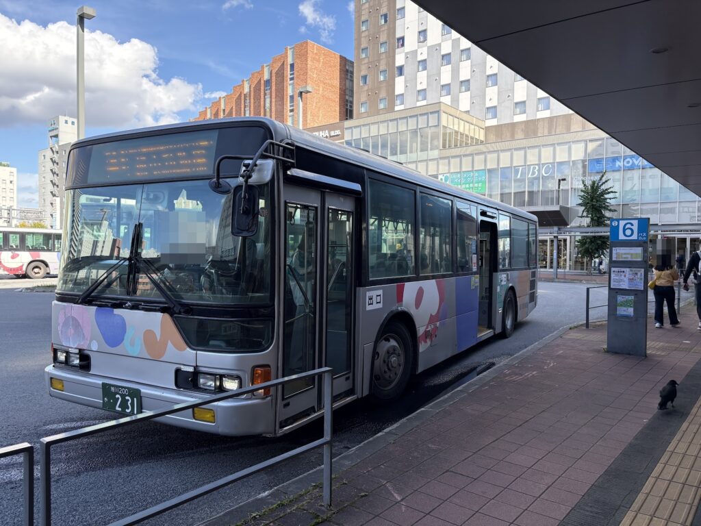 旭川駅前バスタッチの6番のりばに停車する路線バス