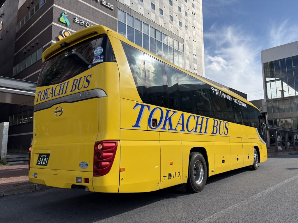 旭川駅前に停車するノースライナー(十勝バスの車両)の後ろ姿