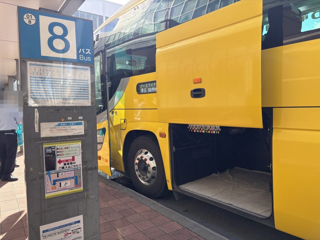 旭川駅前8番のりばの標柱とノースライナーの床下トランク