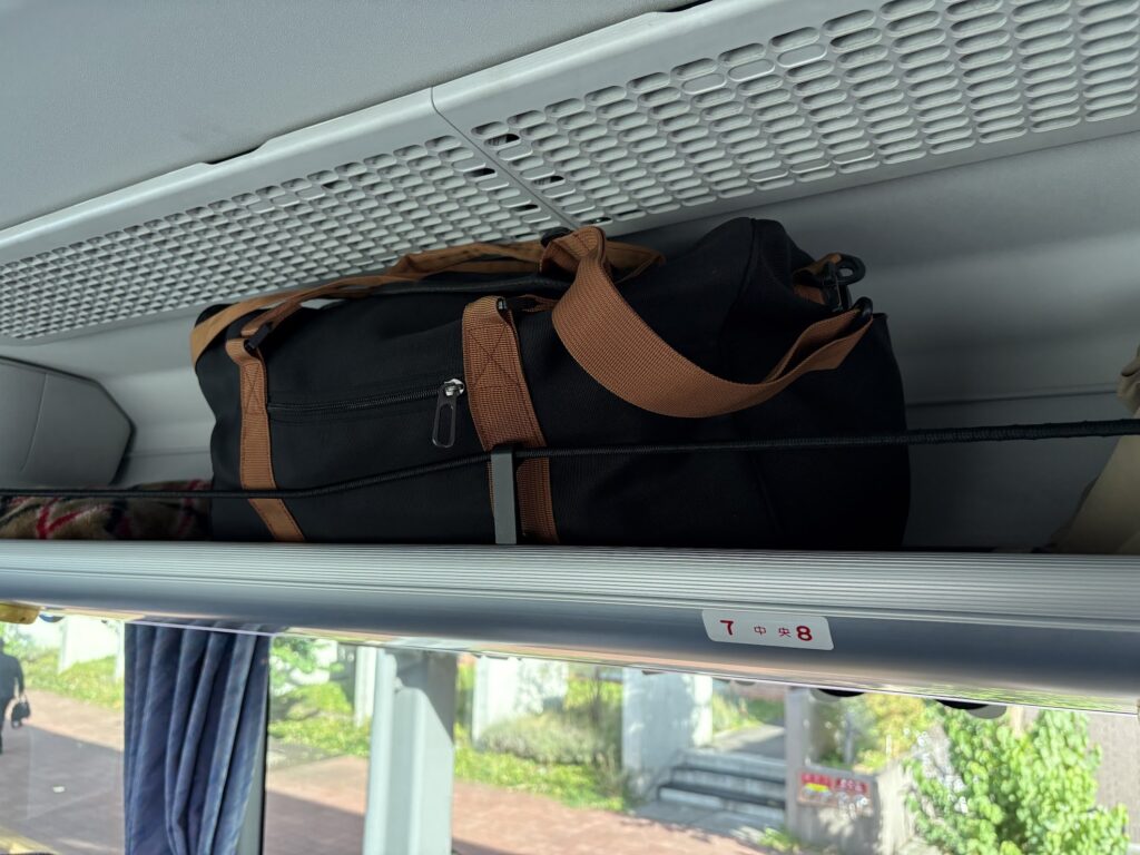 ノースライナーの荷物棚に置いたボストンバッグ