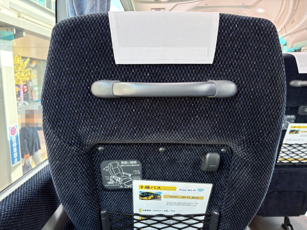 ノースライナーの座席背面と十勝バスの車内Wi-Fi案内