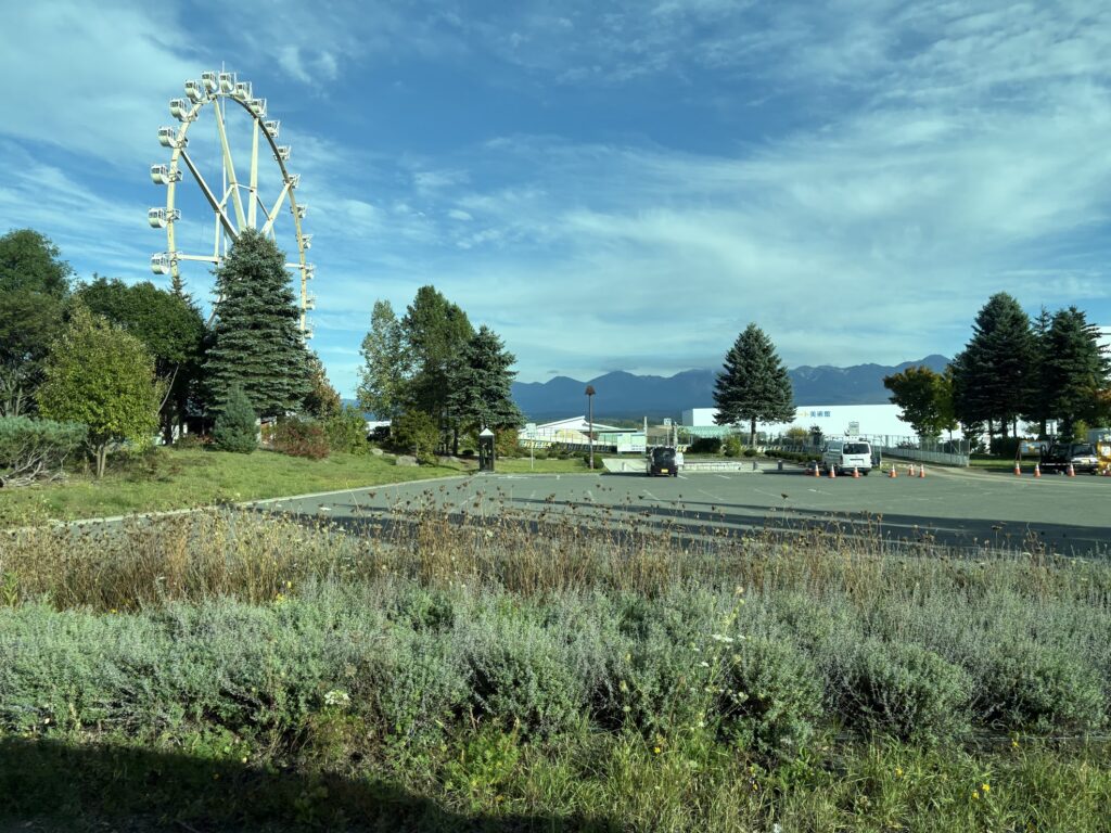 ノースライナーの車窓から見える深山峠アートパークの観覧車「十勝岳アートビュー」