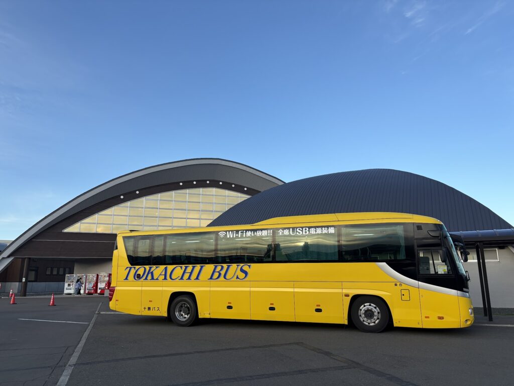 道の駅 南ふらので休憩するノースライナー(十勝バスの車両)