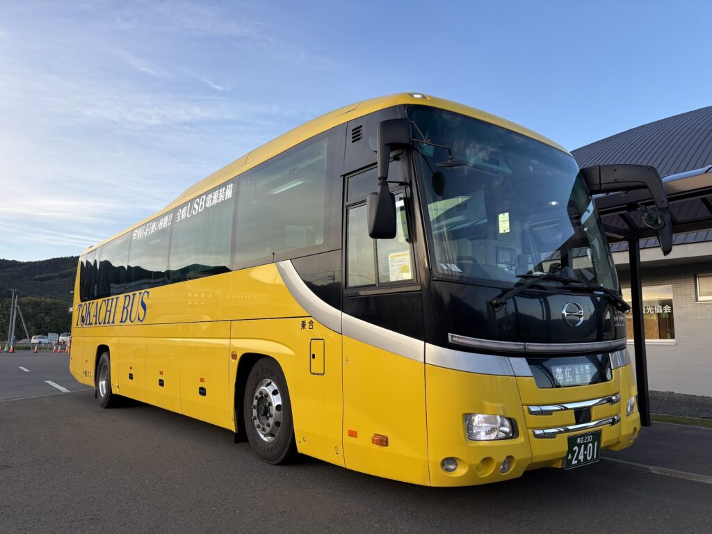道の駅 南ふらのに停車するノースライナー（十勝バスの車両）