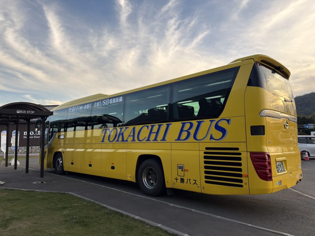 道の駅 南ふらのに停車するノースライナー(十勝バスの車両)の後ろ姿