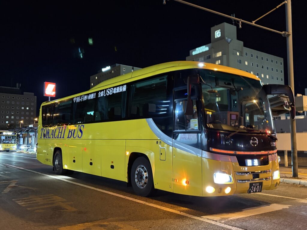 夜の帯広駅バスターミナルに到着したノースライナー(十勝バスの車両)