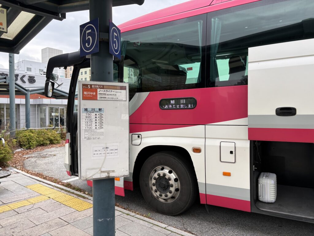 帯広駅バスターミナル5番のりばと北海道拓殖バスのノースライナー床下トランク