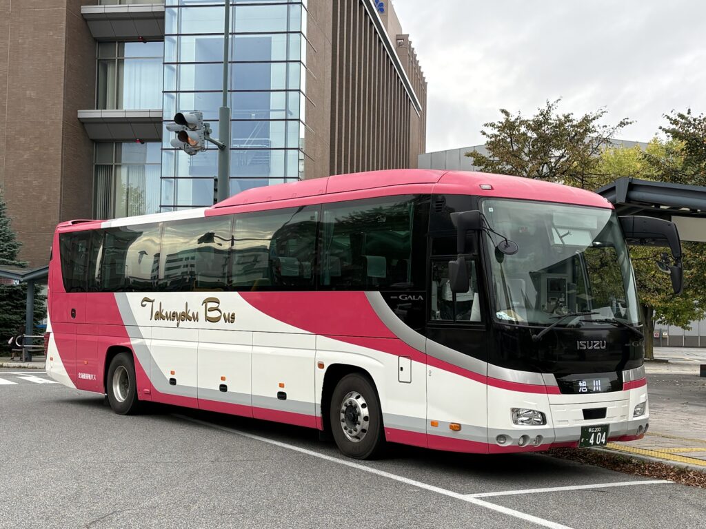 帯広駅前に停車する北海道拓殖バスの旭川行きノースライナーの正面