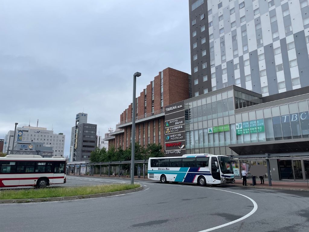 JR旭川駅前の8番のりばに停車する道北バス（ツルハビル前）